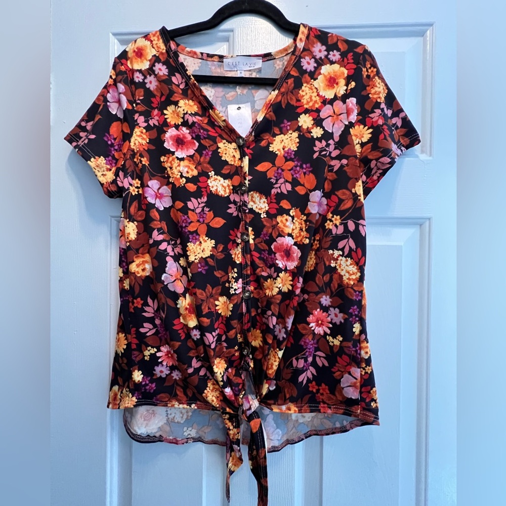 NWT-C’Est La Vie v-neck shirt sleeve in size Small